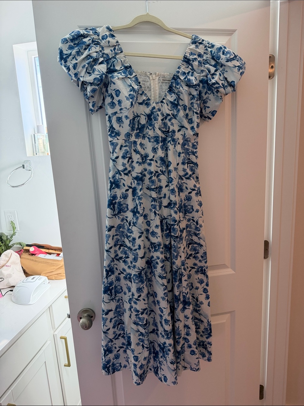 Abercrombie and Fitch Blue Floral Puff-Sleeve Midi Dress - Women